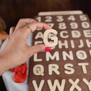 Tablero de actividades personalizado con números y letras de madera para niños pequeños, juguete Montessori de 2 a 3 años, elemento de pieza, juego ecológico, regalo para bebé