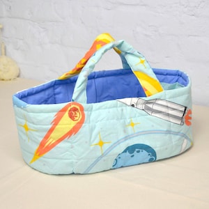 Cesta de boneca com planetas, berço de boneca macio, móveis de boneca de bebê, cama de boneca de foguete, transportador de brinquedos de pelúcia, espaço