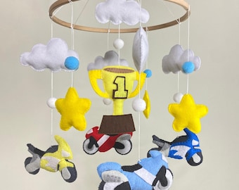 Mobile per neonati a forma di moto: decorazione in feltro fatta a mano per la cameretta dei bambini