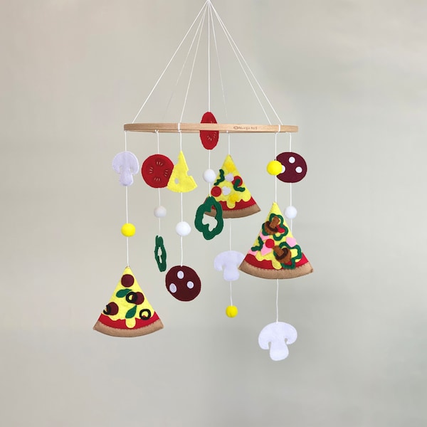 Mobile pour bébé pizza en feutre, mobile sur le thème de la nourriture dans le berceau, cadeau pour amateur de pizza au pepperoni, décoration de chambre d'enfant à suspendre, cadeau pour nouveau-né neutre en matière de genre