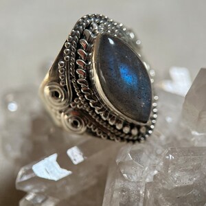 Sterling silver signet ring with a cabochon Labradorite stone, Indian craftsmanship, boho style, hippie chic, rock boho stones, size 57