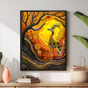 Könnte beinhalten: Ein schwarzer gerahmter Druck eines stilisierten Hirsches, der in einem Wald mit gelbem, orangem und braunem Hintergrund steht. Der Hirsch ist schwarz mit weißen Flecken und hat einen langen Hals und Geweih. Der Wald besteht aus Bäumen mit schwarzen Ästen und Blättern. Der Hintergrund ist ein wirbelndes Muster aus Gelb, Orange und Braun.