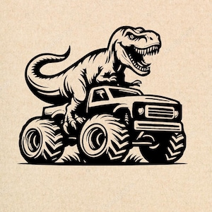 Puede incluir: Una ilustración en blanco y negro de un dinosaurio Tyrannosaurus Rex de pie sobre un camión monstruo. El camión tiene neumáticos grandes y una parrilla con un diseño de barra horizontal.