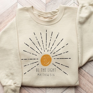 Be The Light Sweatshirt, Bible Verse Sweatert, Christian Mom Sweater, Inspirational Shirt, Faith Mama Shirt,Bible Quotes Tee,Scripture Shirt