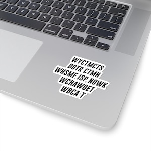 Peut inclure: Un autocollant blanc avec du texte noir, présentant une série d'acronymes et de phrases. L'autocollant est positionné sur le coin d'un ordinateur portable, avec le clavier visible en arrière-plan. Le texte comprend des phrases comme "WYCTMCTS" et "WBCAT".