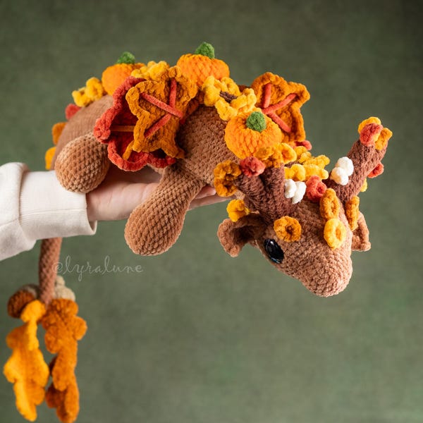 Patrón de amigurumi de dragón de otoño para crochet (términos estadounidenses) en formato PDF.