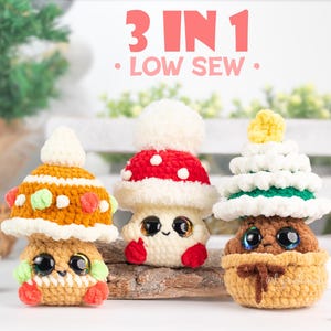 Op de afbeelding: Drie gehaakte amigurumi-speelgoedjes: een peperkoekhuis, een paddenstoel en een kerstboom. Elk speelgoedje heeft glimmende ogen en een glimlachend gezicht. De speelgoedjes zijn op een houten oppervlak gerangschikt. De tekst "3 IN 1 - LOW SEW" wordt boven de speelgoedjes weergegeven.