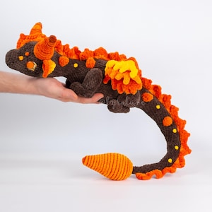 Puede incluir: Un juego de tres tazas de cerámica con un acabado mate moteado. Las tazas son de color crema, gris claro y gris oscuro. Cada taza tiene un diseño simple y minimalista y un asa redondeada.