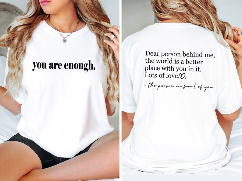 Pu&ograve; includere: Maglietta bianca con la scritta "you are enough." sul davanti e la scritta "Dear person behind me, the world is a better place with you in it. Lots of love. - the person in front of you" sul retro.