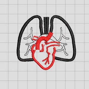 Pu&ograve; includere: Ricamo anatomico raffigurante un cuore e arterie rosse, con contorni neri di polmoni e trachea. Il disegno &egrave; ambientato su uno sfondo a griglia, adatto a temi medici o educativi.