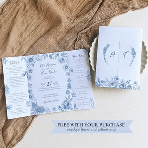 Faire-part de mariage gatefold bleu Français, écusson monogramme invitation à trois volets, modèle de chinoiseries à trois volets, bordure bleu poussiéreux toile de Jouy
