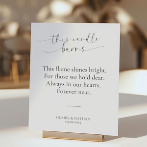 Plantilla de letrero de boda "Esta vela arde" en Canva / Letrero conmemorativo moderno / Decoración de mesa "Por siempre en nuestros corazones" / Tarjeta de recuerdo amoroso