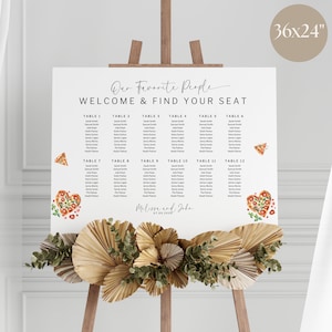 Pode incluir: Um mapa de lugares de casamento branco com o texto "Nossas Pessoas Favoritas Bem-vindos & Encontre Seu Lugar" e uma lista de nomes abaixo de cada número de mesa. O gráfico é decorado com ilustrações de aquarela de fatias de pizza e corações.