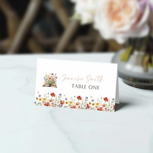 Un nuovo capitolo inizia Nome Segnaposto Modello / Tema libro aperto libro di fiabe / Acquerello Primavera Fiore di campo / Etichetta tavolo ospiti personalizzabile