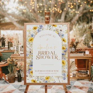 Cartello di benvenuto per addio al nubilato con FIORI DI CAMPO gialli e blu, segnaletica per ricevimento, forma ad arco, poster minimalista modificabile, elegante brunch nuziale, Canva
