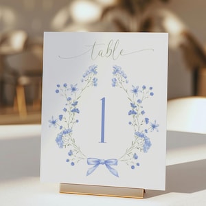 Placa de números de mesa | Laço azul e flores pintadas à mão em aquarela | Cartão floral elegante | Modelo Canva | Placa de decoração editável para impressão