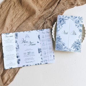 Invitación de boda desplegable azul francés (Canva), tríptico con icono, plantilla chinoiserie, marco azul polvoriento de Toile de Jouy, PDF de pájaros enamorados