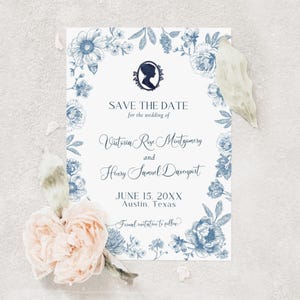 Toile de Jouy Save the Date Karte mit Blumenrand | Französische Chinoiserie Blumen Silhouette Canva Vorlage | Staubige Blaue Hochzeitsansage
