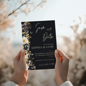 Tarjeta para guardar la fecha con peonías y mariposas en negro y dorado / Plantilla elegante y editable de Canva / Invitación digital moderna para anunciar una boda DIY