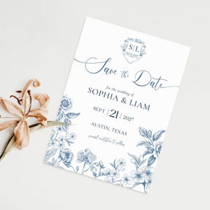 Toile de Jouy Save the Date Cartão Floral Monograma Brasão | Flores Chinoiserie Francesas | Modelo Editável | Anúncio de Casamento Azul Pó
