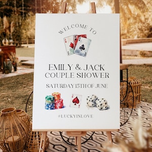 Könnte beinhalten: Willkommen zur Verlobungsfeier von Emily & Jack Schild mit einer Aquarell-Illustration von Spielkarten, Würfeln und Pokerchips. Das Schild enthält auch das Datum Samstag, den 15. Juni und den Hashtag #LUCKYINLOVE.