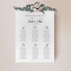 Może przedstawiać: Biały plan stołów weselnych z elegancką kaligrafią. Tabela ozdobiona jest kwiatowymi akcentami i zawiera nazwiska pod numerami od jednego do sześciu. Nazwiska są ułożone w kolumnach, idealne na przyjęcie weselne.