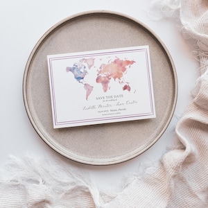 L'AVENTURE VOUS ATTEND Carte « Réservez cette date » avec carte du monde | Élégant modèle de toile modifiable | Faire-part de mariage bricolage moderne | Violet doux