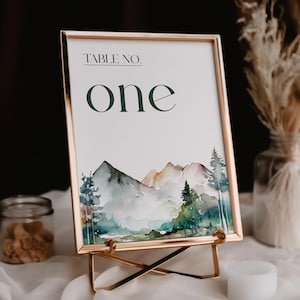 Modelo de número de mesa colorido 5x7" | Natureza aquarela verde Montanhas Árvores | Cartão minimalista elegante | Placa de decoração para impressão editável Canva