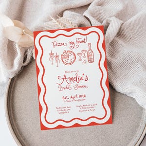 Inbjudningar till bruddusch med "Thats Amore", Pizza My Heart-tema, nyckfulla italienska handritade illustrationer och typsnitt, röda klotter, vågig kant