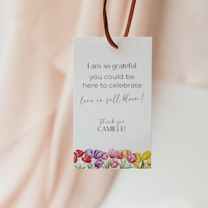 Etiqueta de agradecimiento imprimible "EL AMOR ESTÁ EN FLORACIÓN" / Tema de tulipanes coloridos / Flor de acuarela roja, rosa, morada y amarilla / Etiqueta de regalo de recuerdo personalizable
