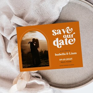 BURNT Orange RETRO Save the Date Card con arco e foto / Elegante modello Canva modificabile / Moderno invito per annuncio di matrimonio fai da te