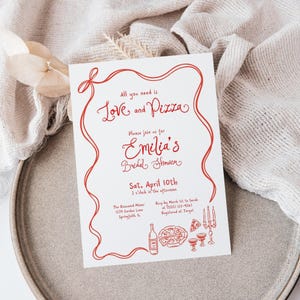 Inbjudningar till brudduschen "Thats Amore", kärleks- och pizzatema, nyckfulla italienska handritade illustrationer och typsnitt, röd klotter, vågig kantrosé