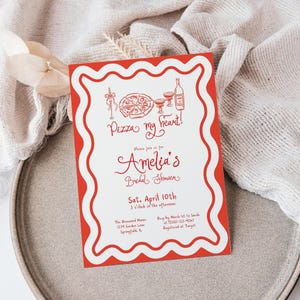 Inbjudningar till bruddusch med "Thats Amore", Pizza My Heart-tema, nyckfulla italienska handritade illustrationer och typsnitt, röda klotter, vågig kant
