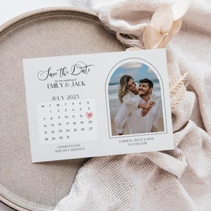 Plantilla para guardar la fecha con calendario y arco de superposición de fotos / Elegante PDF imprimible en Canva / Invitación moderna para anunciar una boda hecha a mano / Neutral