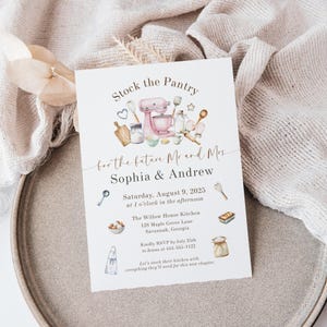 Könnte beinhalten: Eine Hochzeitseinladung mit dem Text "Stock the Pantry" und den Namen Sophia & Andrew. Die Einladung zeigt Aquarellillustrationen von Küchenutensilien und einem rosa Küchenmixer. Das Datum ist der 9. August 2025.