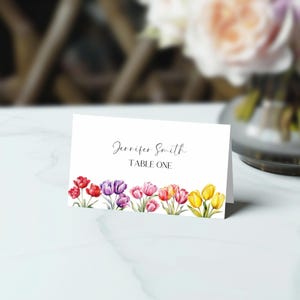 LOVE is in BLOOM Name Platzkartenvorlage | Buntes Tulpen-Motiv | Aquarell Rot Rosa Gelb Blumen Kundengerechte Gast-Tischaufkleber-Einstellung