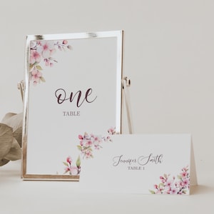 Namenskärtchen für Tisch, Kirsche | Zahlen-Gedeck-Zeichen | Sakura Bloom Blumenbündel | Weiss Altrosa Blumen | Bearbeitbare Canva Vorlage
