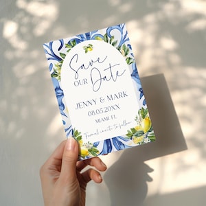 Puede incluir: Una tarjeta de Save the Date con un diseño floral azul y blanco, con limones y vegetación. La tarjeta incluye los nombres "Jenny & Mark", la fecha "08.05.20XX" y la ubicación "Miami, FL". También está presente el texto "Formal invite to follow".
