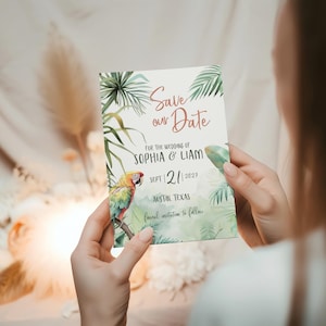 Tarjeta de reserva de fecha con motivos tropicales, plantilla editable en Canva con palmeras, loros y vegetación, invitación digital moderna para anunciar una boda