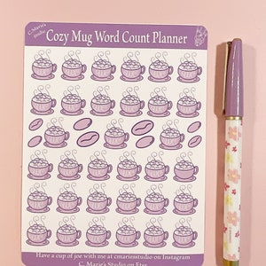 Puede incluir: Una hoja de planificación con pegatinas de tazas de café lavanda y pegatinas de granos de café, junto a un bolígrafo floral. El planificador dice "Cozy Mug Word Count Planner" e incluye el texto "Have a cup of joe with me at cmariesstudio on Instagram".
