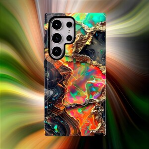 以下が含まれることがあります： 赤、オレンジ、黄色、緑、青、紫の渦巻き模様が特徴のカラフルな抽象的なデザインの携帯電話ケース。大理石のような効果と金のアクセントが特徴です。