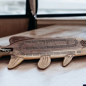 Tablero de cribbage: lucio del norte y pez gato