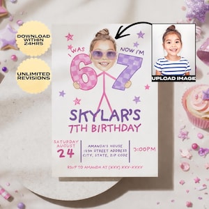 Puede incluir: Una invitación de cumpleaños personalizada con la cara de un niño, que dice "Tenía 6, ahora tengo 7". La invitación incluye "7º Cumpleaños de Skylar", fecha, hora y dirección. El diseño es rosa y morado.