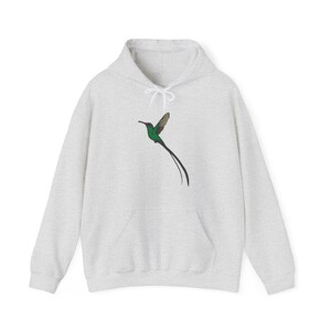 Puede incluir: Una sudadera con capucha de color gris jaspeado con un colibrí verde con una cola larga impresa en la parte delantera.