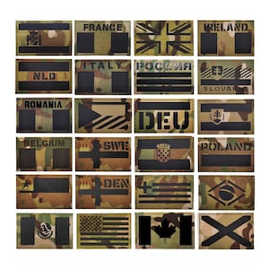 Op de afbeelding: Een set van 20 zwart-witte camouflage patches met vlaggen uit verschillende landen, waaronder Frankrijk, Italië, Duitsland, Polen en het Verenigd Koninkrijk.