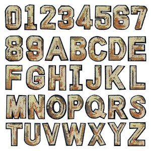Peut inclure: Lettres et chiffres en sequins dorés à repasser, comprenant l'alphabet et les chiffres de 0 à 9. Les lettres et les chiffres sont soulignés de noir.