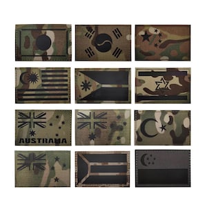 Peut inclure: Douze patchs de camouflage différents représentant des drapeaux de différents pays. Les patchs sont rectangulaires et ont un contour noir. Les drapeaux incluent la Corée du Sud, la Chine, Taïwan, les Philippines, Israël, l'Australie, la Turquie et Singapour.