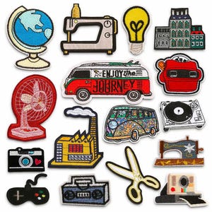 Op de afbeelding: Een set van 15 kleurrijke geborduurde strijkpatches met verschillende ontwerpen, waaronder een wereldbol, een naaimachine, een gloeilamp, een gebouw, een busje met de tekst "Enjoy the Journey", een ventilator, een fabriek, een hippiebusje, een platenspeler, een schaar, een camera, een boombox en een Polaroid-camera.