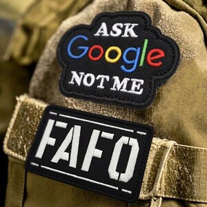 Könnte beinhalten: Zwei schwarze Patches mit weißem Text. Der obere Patch ist in Wolkenform mit dem Text "Ask Google Not Me". Der untere Patch ist rechteckig mit dem Text "FAFO".
