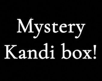 Può includere: Sfondo nero con il testo bianco "Mystery Kandi box!" in un carattere fantasioso. Il testo è centrato e occupa la maggior parte dell'immagine.